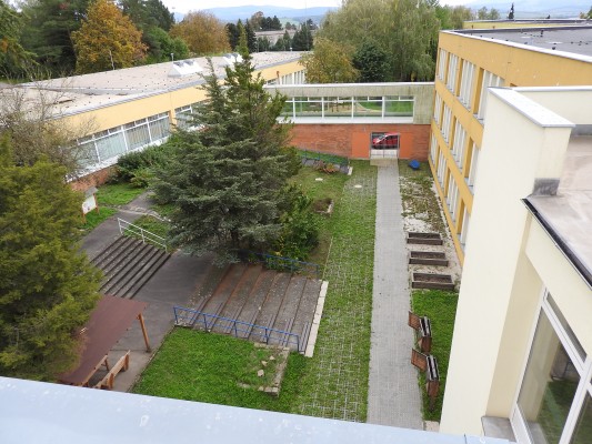 ZŠ Na Výsluní - rekonstrukce střešního pláště - pavilon C, D, E, F - záměr č. 327