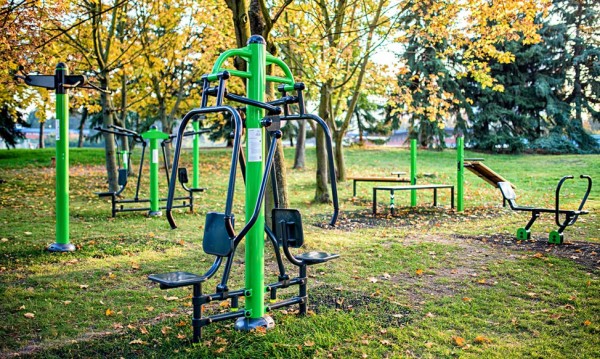 Workoutové hřiště a posilovací stroje