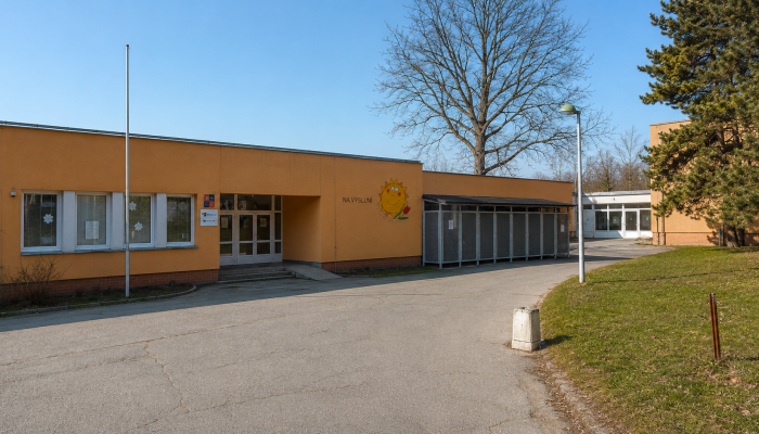 Přístřešek na kola u ZŠ Na Výsluní