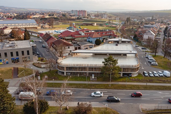 Pohled na parkoviště a navazující sportovní areál