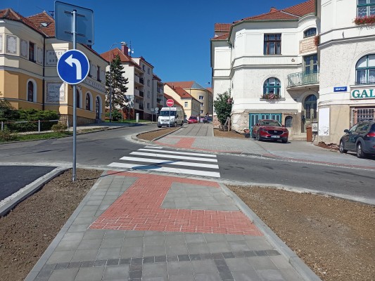 Chodník (a přechod) pro pěší na ul. Bří Lužů