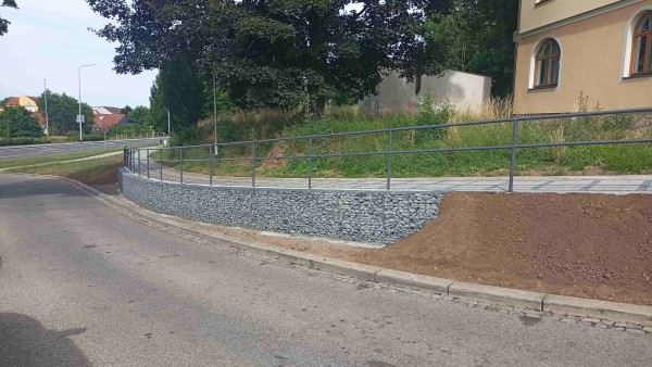 Chodník v ul. Bří. Lužů směrem k nádraží