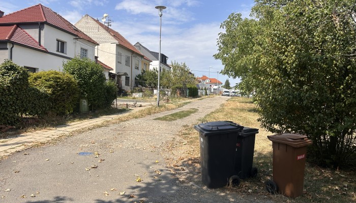 Komunikace u rodinných domů č. p. 930 až 935 a podélný parkovací pruh u rodinných domů č. p. 982 až 991 - ulice Prakšická -