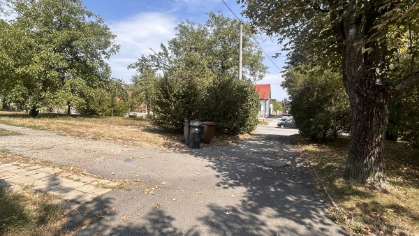 Komunikace u rodinných domů č. p. 930 až 935 a podélný parkovací pruh u rodinných domů č. p. 982 až 991 - ulice Prakšická -