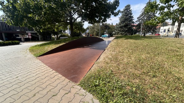 Náměstí před rekonstrukcí - Chodník s kovovými pláty připomínající tragickou událost