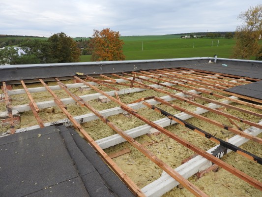 ZŠ Na Výsluní - rekonstrukce střešního pláště - pavilon C, D, E, F - záměr č. 327