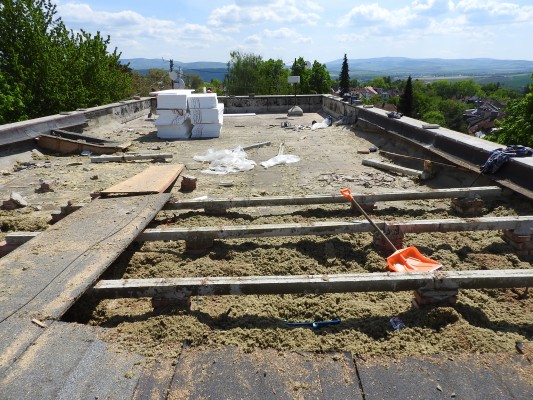 ZŠ Na Výsluní - rekonstrukce střešního pláště - pavilon C, D, E, F - záměr č. 327