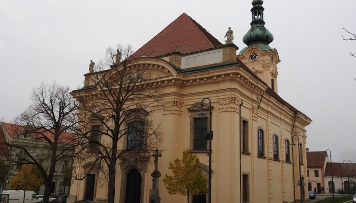 Restaurování sochařské výzdoby atiky kostela Neposkrvněného Početí Panny Marie - regenerace MPZ