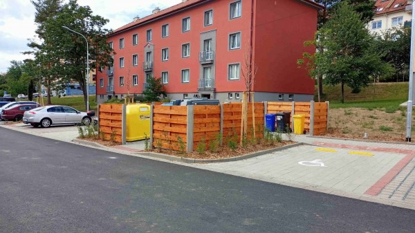 Kontejnerové stání po rekonstrukci