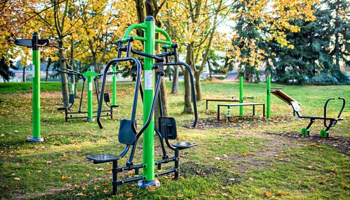 Workoutové hřiště a posilovací stroje